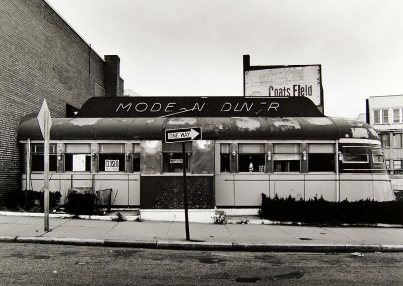 Modern Diner (broken sign)